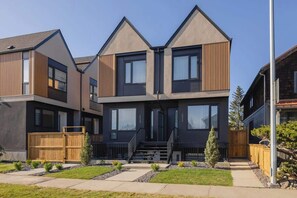 Exterior - Fully Fenced Yard, King Bed w/ TV, Near Bus Stop (Calgary)