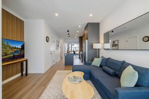 Living area - Fully Fenced Yard, King Bed w/ TV, Near Bus Stop (Calgary)