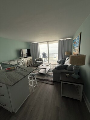 Smart TV - Relaxing 2-bedroom beachfront condo with pool and hot tub in Murrells Inlet (Murrells Inlet)