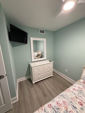 Room - Relaxing 2-bedroom beachfront condo with pool and hot tub in Murrells Inlet (Murrells Inlet)