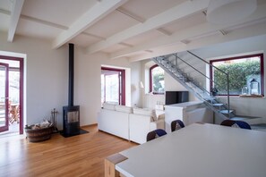 TV - GuestHost - A modern and welcoming 165 square meters villa, perfect for six people. The property is a renovated barn and enjoys excellent views of the Piacenza hills and the city of Piacenza.Guests can enjoy a relaxing and peaceful stay, typical of this  (Ponte dell'Olio)