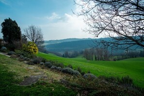 Property grounds - GuestHost - A modern and welcoming 165 square meters villa, perfect for six people. The property is a renovated barn and enjoys excellent views of the Piacenza hills and the city of Piacenza.Guests can enjoy a relaxing and peaceful stay, typical of this  (Ponte dell'Olio)