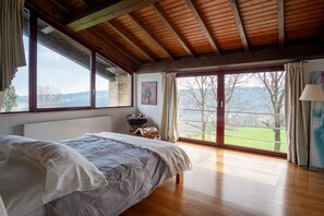 Iron/ironing board - GuestHost - A modern and welcoming 165 square meters villa, perfect for six people. The property is a renovated barn and enjoys excellent views of the Piacenza hills and the city of Piacenza.Guests can enjoy a relaxing and peaceful stay, typical of this  (Ponte dell'Olio)