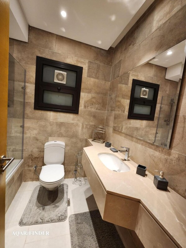 Apartamento conforto, banheiro privativo, vista para a cidade | Banheiro | Produtos de toalete grátis, toalhas de banho, sabonete, shampoo