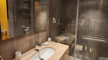 Comfort-Apartment, eigenes Bad, Stadtblick | Badezimmer