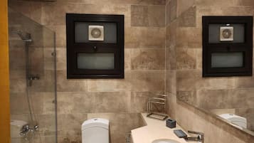 Comfort Apartment, Private Bathroom, City View | Bathroom