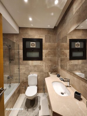 Apartamento conforto, banheiro privativo, vista para a cidade | Banheiro