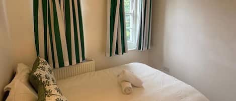 1 habitación, tabla de planchar con plancha, wifi gratis y ropa de cama