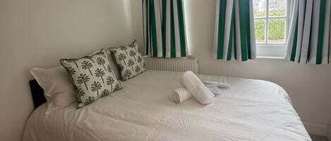1 habitación, tabla de planchar con plancha, wifi gratis y ropa de cama
