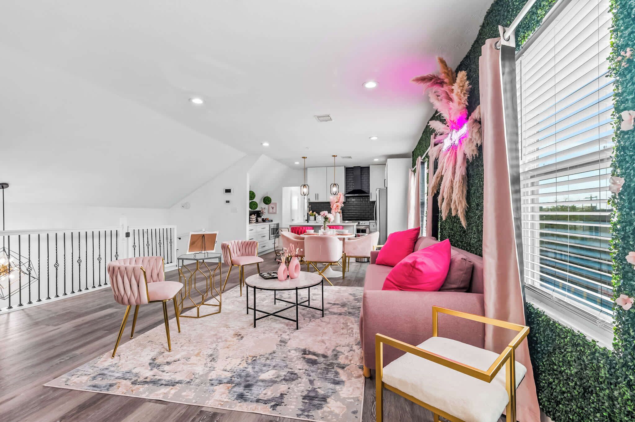 Una sala de estar moderna con un sofá, sillones, una mesa de centro y un comedor.