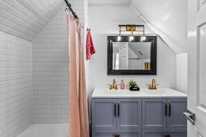 Dusche, Haartrockner, Handtücher, Shampoo