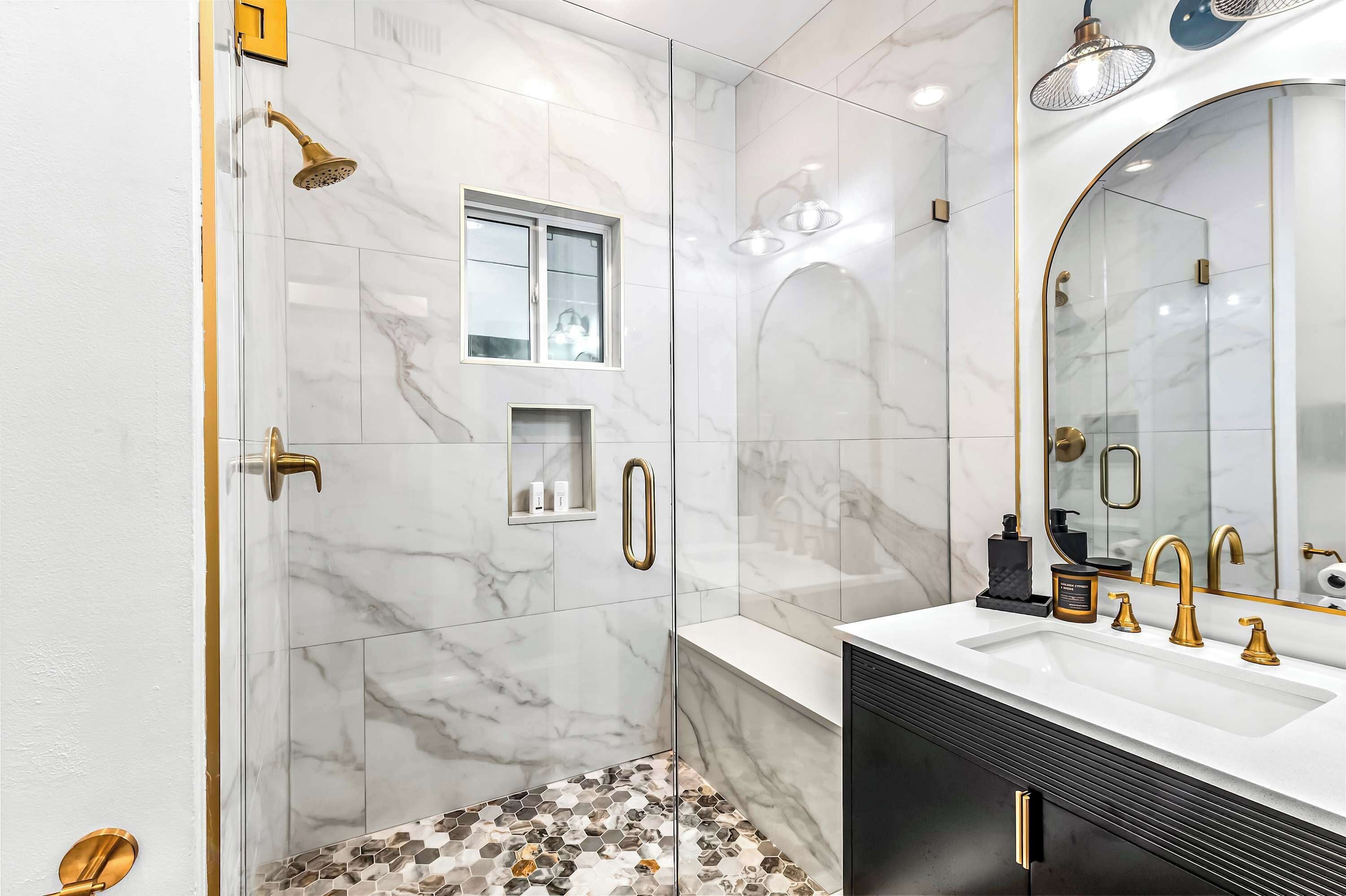 Douche, sèche-cheveux, serviettes fournies, shampoing