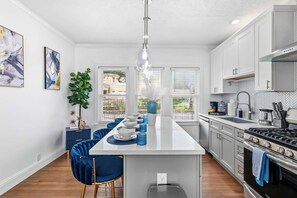 Fridge, microwave, oven, stovetop - 2026 World Cup Ready| 10 Min from NRG| Free Wine (Houston)