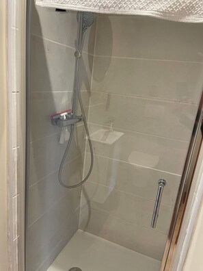 Een douche, een haardroger, handdoeken