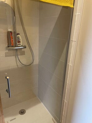 Een douche, een haardroger, handdoeken