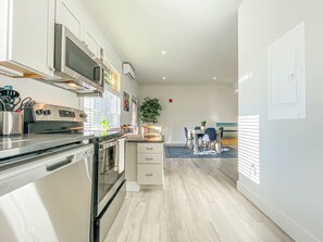 Refrigerador, microondas, horno y parrilla de estufa 