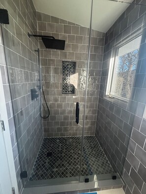 Shower, hair dryer, towels, soap - Somerset On The Magothy, an exceptional waterfront property in Greater Annapolis (Severna Park)