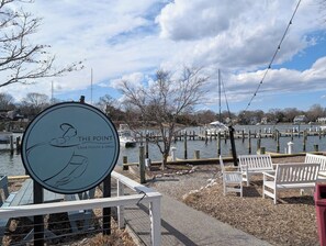 Property grounds - Somerset On The Magothy, an exceptional waterfront property in Greater Annapolis (Severna Park)