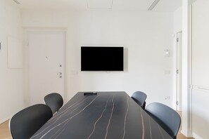Meeting facility - GuestHost - Cozy 46m2 apartment, ideal for 2 people, located on the second floor of a building with lift.The accommodation is located in the Porta Romana district in a strategic position, inside municipality 4, a stone's throw from the M3 Porta Romana  (Milan)