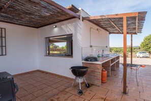 An outdoor patio with a grill, a barbecue, and a pergola. - Villa La Finca Country House with Mountain Views, Wi-Fi and Air Conditioning (Obejo)
