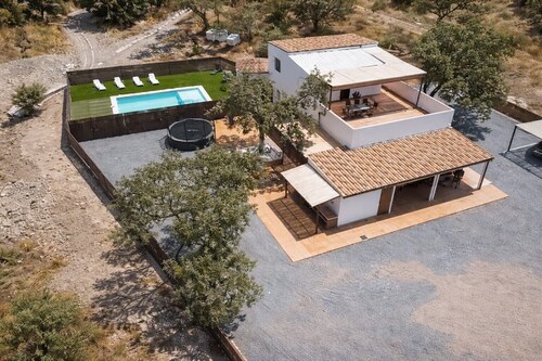 Villa La Finca Country House with Mountain Views, Wi-Fi and Air Conditioning