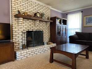 Living area - Two Front Porches Near Masters (Augusta)