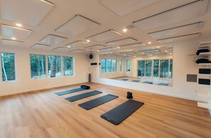 Fitness facility - The Cedars Haliburton: Cedars East - lakeside cottage with sauna (Dysart Et Al)
