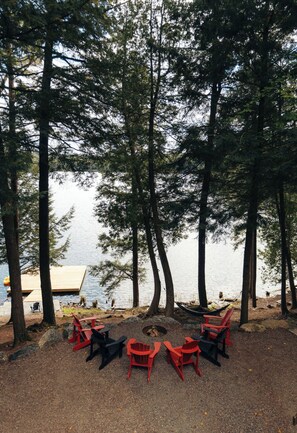 Terrace/patio - The Cedars Haliburton: Cedars East - lakeside cottage with sauna (Dysart Et Al)