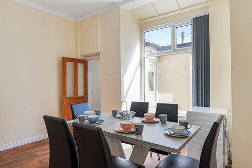 3 Double Bedrooms + Large Bathroom | Family & Group Friendly Home with Garden