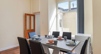 3 Double Bedrooms + Large Bathroom | Family & Group Friendly Home with Garden
