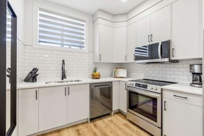 Private kitchen - Perfect Suite for 2! Lower Unit w/ Laundry (Calgary)
