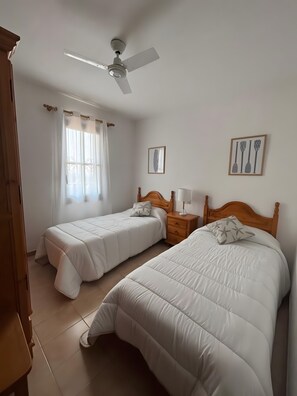 Room - 'Casita Blanca Seafront Apartment' with Sea Views, Pool and Wi-Fi (Miami Platja)