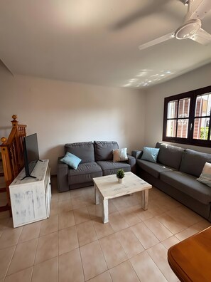 Living area - 'Casita Blanca Seafront Apartment' with Sea Views, Pool and Wi-Fi (Miami Platja)