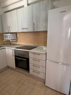 Private kitchen - 'Casita Blanca Seafront Apartment' with Sea Views, Pool and Wi-Fi (Miami Platja)