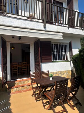 Outdoor dining - 'Casita Blanca Seafront Apartment' with Sea Views, Pool and Wi-Fi (Miami Platja)