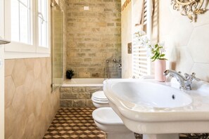 Chuveiro, bidê, toalhas de banho, shampoo