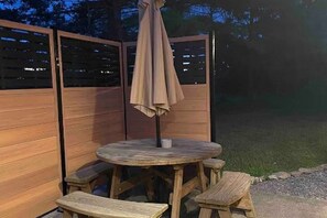 Outdoor dining - Little Lodge in Hemlock (Hemlock)