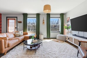 Living area - Amazing Backyard Only 2 miles to Downtown, Sauna + FirePit (Nashville)