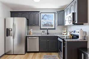 Private kitchen - Amazing Backyard Only 2 miles to Downtown, Sauna + FirePit (Nashville)