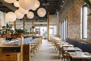 Dining - Amazing Backyard Only 2 miles to Downtown, Sauna + FirePit (Nashville)