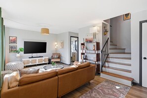 Living area - Amazing Backyard Only 2 miles to Downtown, Sauna + FirePit (Nashville)