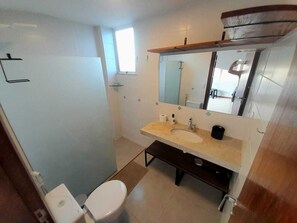 Secadora de cabello, toallas, jabón, papel de baño 