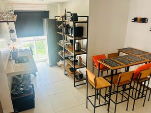 Refrigerador, microondas, horno y cafetera y tetera 