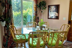 Dining - Retro Retreat in the Village of Livonia (Livonia)