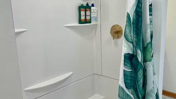 Ducha, secador de pelo, toallas y jabón