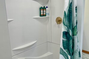 Shower, hair dryer, towels, soap - Retro Retreat in the Village of Livonia (Livonia)