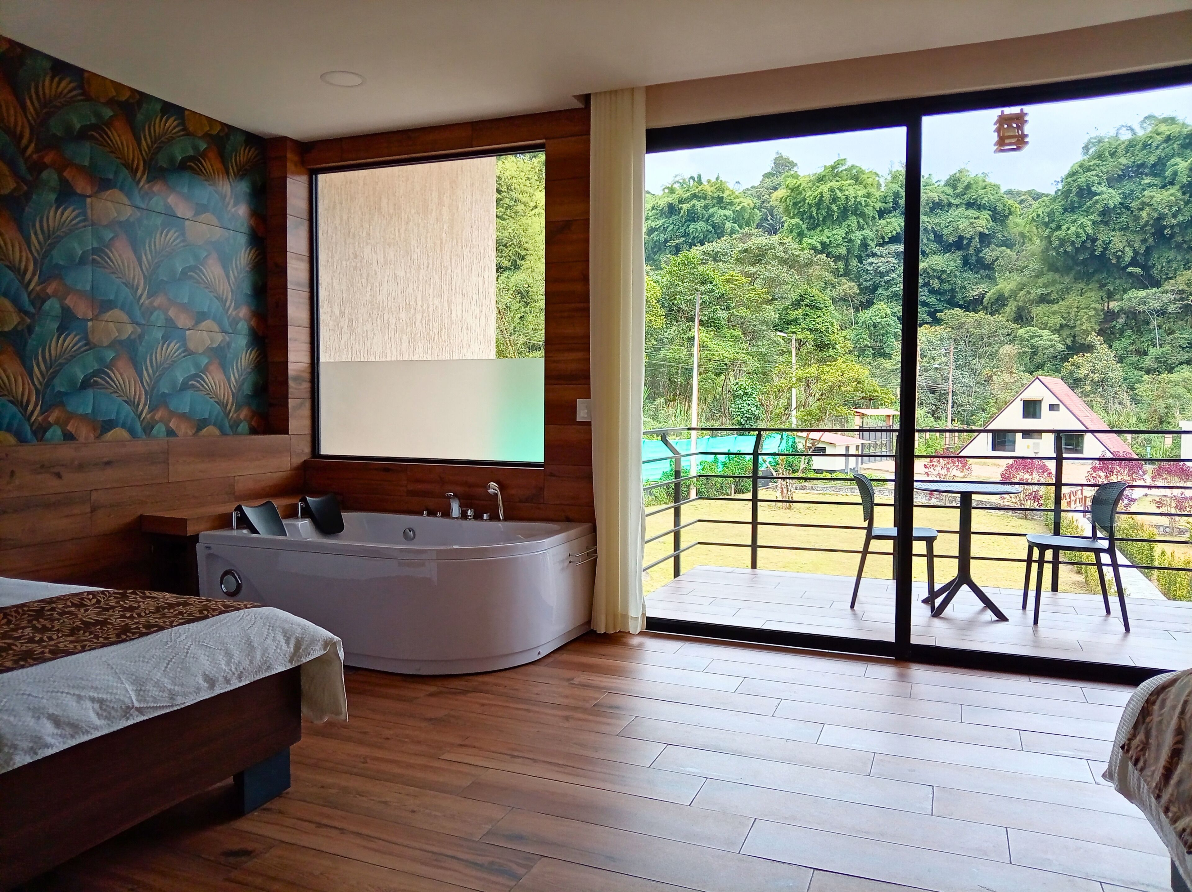 Habitación doble Deluxe, 2 camas matrimoniales, hidromasaje | Tina de hidromasaje privada