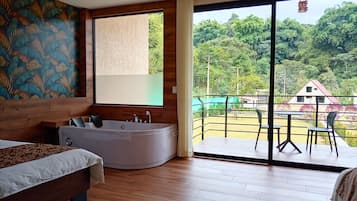 Habitación doble Deluxe, 2 camas matrimoniales, hidromasaje | Tina de hidromasaje privada