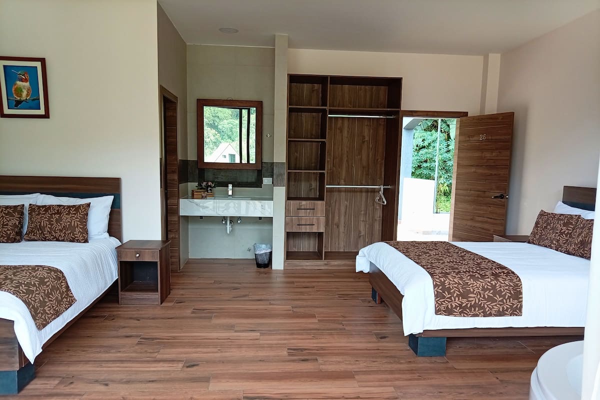 Chambre Deluxe double, 2 lits doubles, baignoire Ă jets