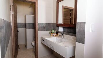 Phòng đôi, 2 giường đôi | Phòng tắm